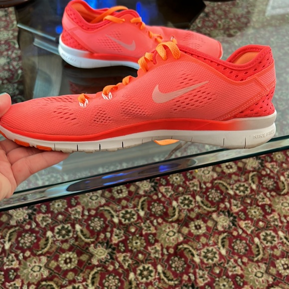 Women’s Nike sneakers great condition. - Picture 3 of 3